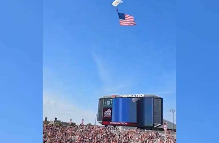 إنقاذ مظلي علق على شاشة عرض لملعب بأمريكا.. وكاميرا توثق لحظة هبوطه واصطدامه بها