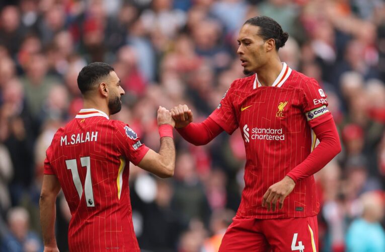 موقف “طريف” بين محمد صلاح وفان دايك بعد مباراة ليفربول وإيفرتون