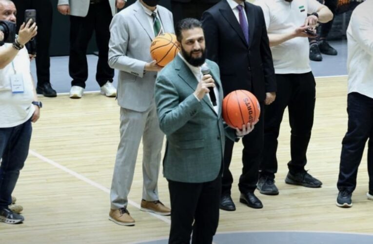 سوريا.. أحمد الشرع يلعب كرة السلة خلال افتتاح صالة رياضية في دمشق