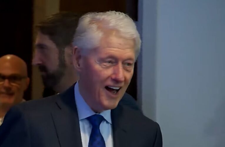 بيل كلينتون يظهر بشكل مفاجئ في مؤتمر صحفي لفريق رياضي