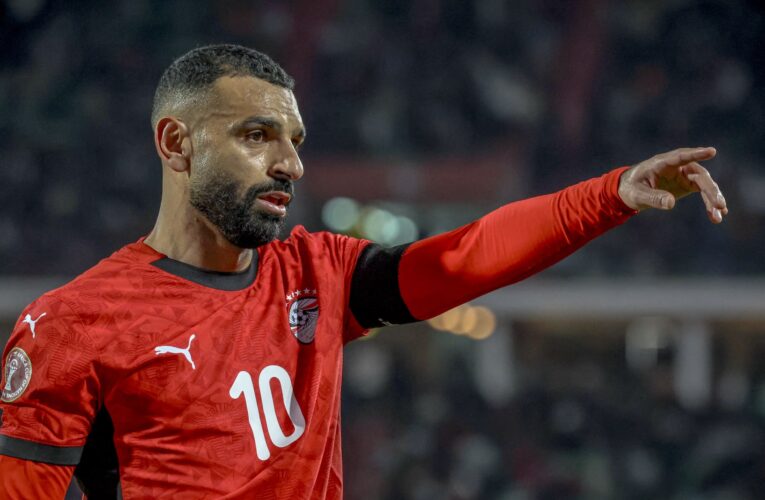 مصر.. تصرف “لافت” من حسام حسن تجاه محمد صلاح بعد تعرضه للإصابة