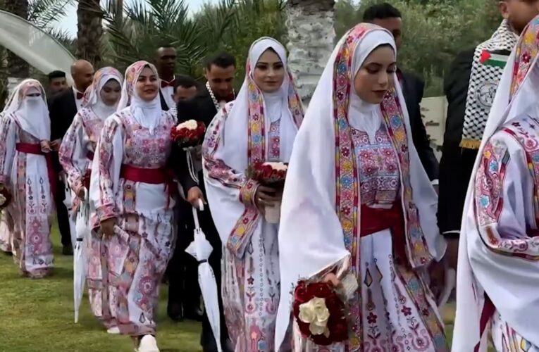 فساتين مطرزة وبدلات أنيقة.. مبادرة إماراتية تنظم حفل زفاف جماعي في غزة