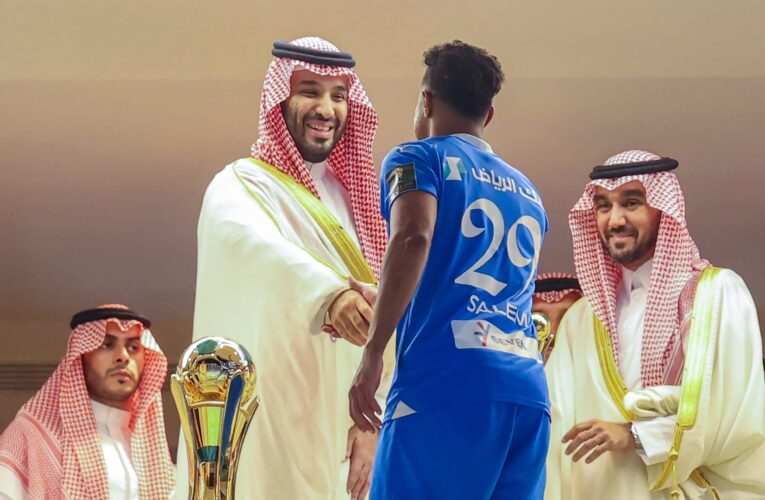 السعودية.. موقف “طريف” للاعب الهلال بعد مصافحته لمحمد بن سلمان