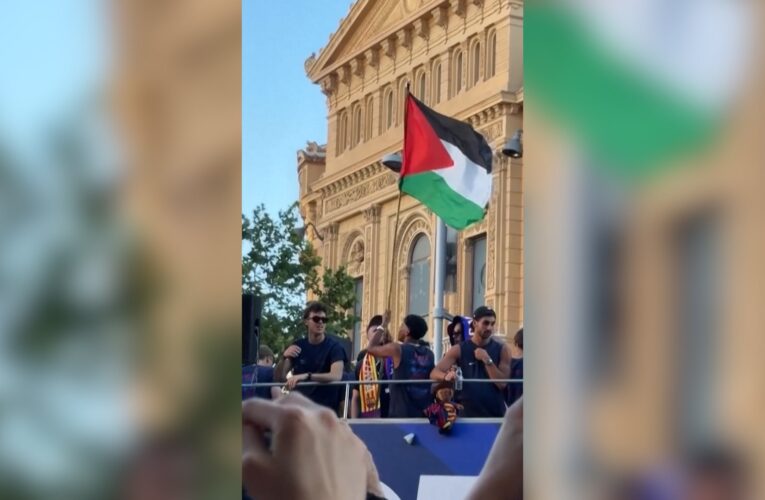 لامين يامال يلوّح بالعلم الفلسطيني خلال احتفالات برشلونة باللقب