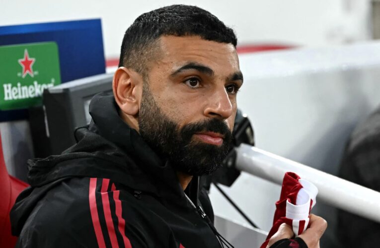 تداول لقطة لمحمد صلاح ومواطنه أحمد المحمدي خلال مباراة ليفربول وأستون فيلا