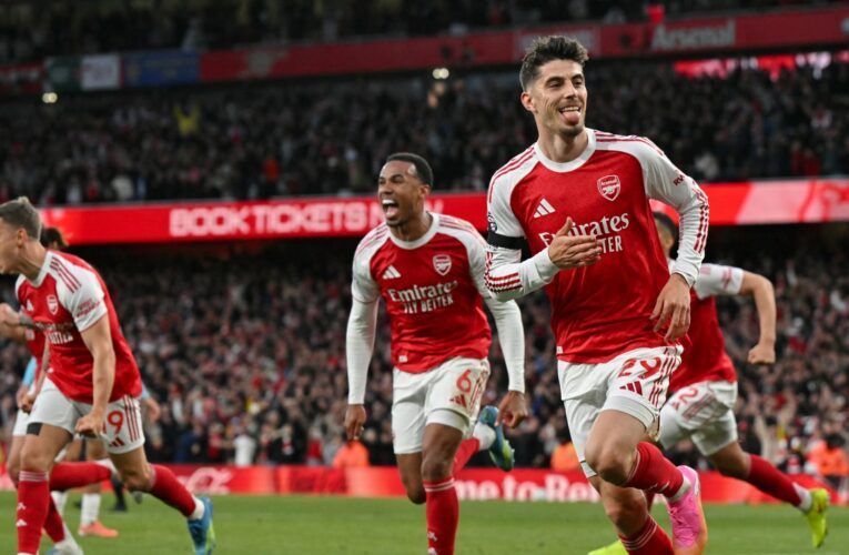 أرسنال يفوز بلقب الدوري الإنجليزي بعد غياب دام 22 عاماً