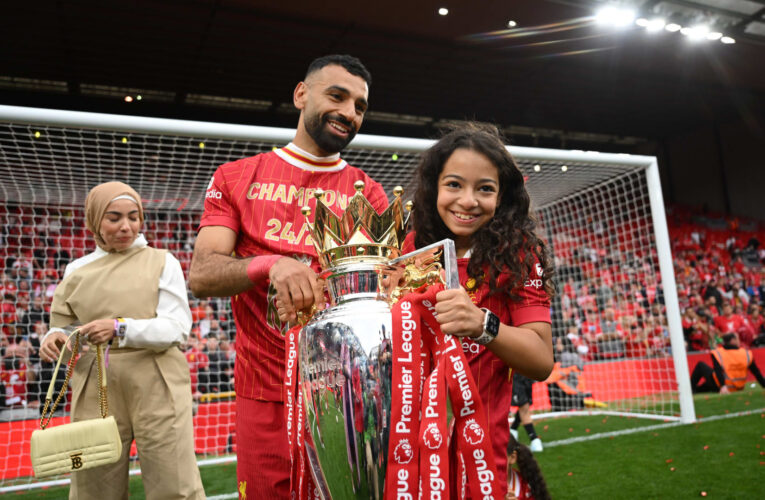 برفقة مكة وكيان.. محمد صلاح يشارك متابعيه صورًا من ملعب “أنفيلد”