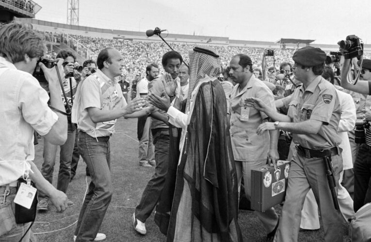 قبل الـVAR بثلاثة عقود.. كيف نجح رئيس الاتحاد الكويتي بإلغاء هدف في كأس العالم 1982؟