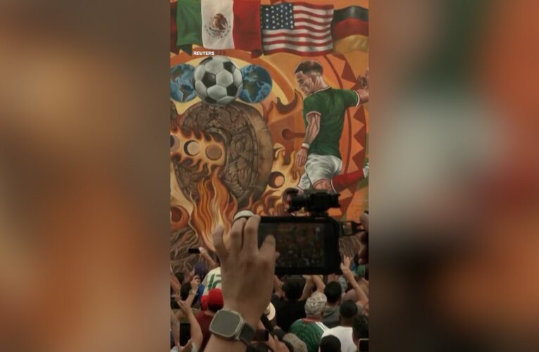استعدادًا لكأس العالم.. جدارية مكسيكية لكرة القدم تحطم الأرقام القياسية