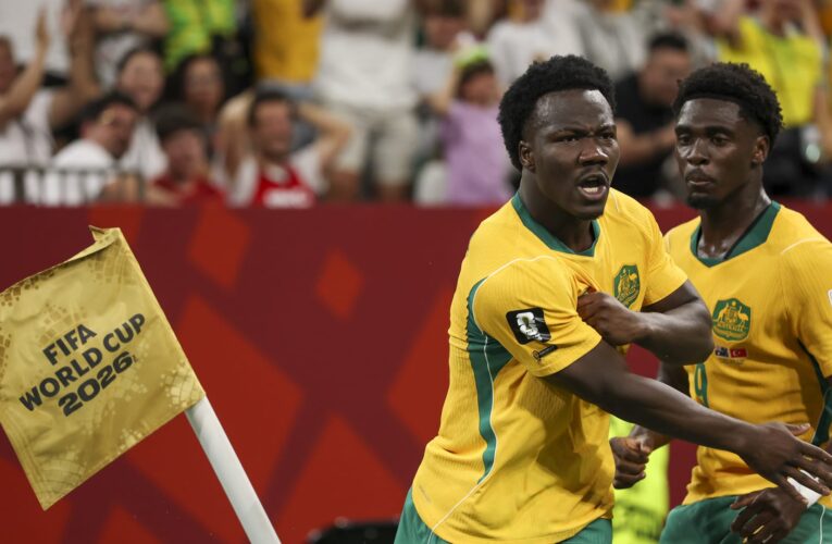 “ملاكمة راية الركنية”.. لاعب أسترالي يعيد إحياء الاحتفال الأيقوني لتيم كاهيل في كأس العالم