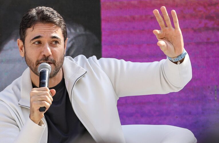 تركي آل الشيخ يبدي قلقه على أحمد عز من كواليس تصوير مسلسل “الأمير”
