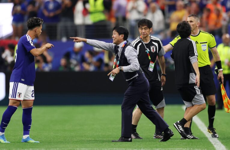 سبورة وأرقام عملاقة.. مدرب اليابان يبتكر طريقة جديدة لتوجيه لاعبيه في كأس العالم