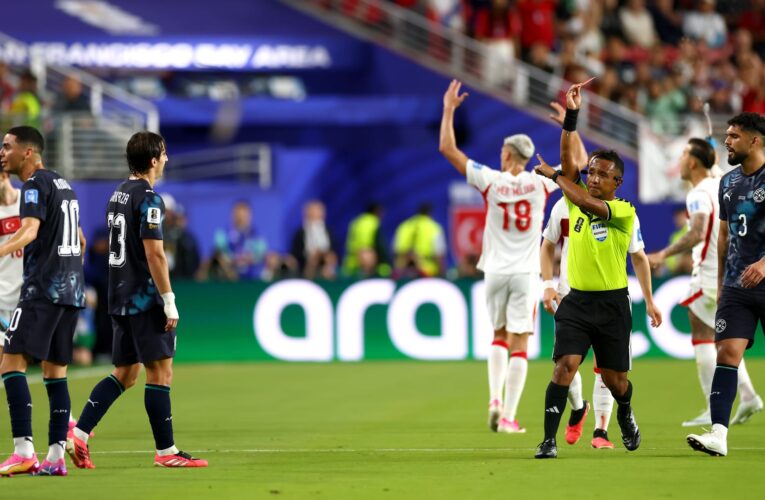 لقطة مونديالية.. طرد لاعب باراغواي بسبب تغطيته لفمه خلال مشادة مع منافسه