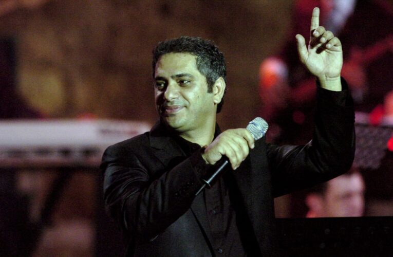 “آن أوان الإنصاف”.. محمد فضل شاكر يؤكد تراجع حالة والده الصحية