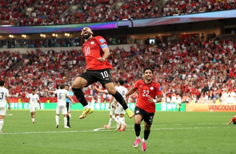 “ع المكسب كله يرقص”.. هكذا احتفل صلاح ورفاقه بفوز مصر التاريخي في كأس العالم