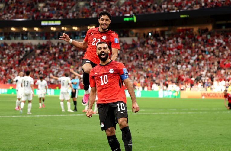 تصرف من عمر مرموش تجاه محمد صلاح يخطف الأنظار في كأس العالم