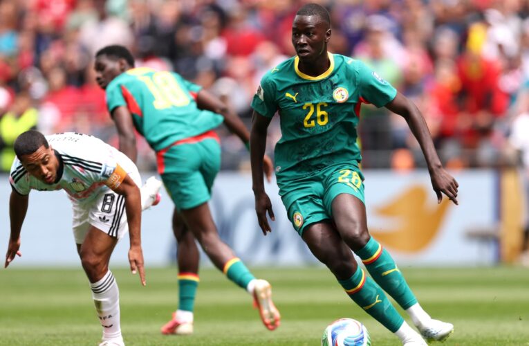 بعد الخروج القاسي من المونديال.. لاعب السنغال يفتح النار على الجهاز الفني ويقاطع منتخبه