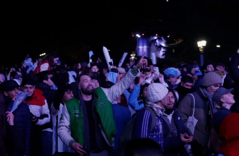 بوينس آيرس تشتعل فرحاً.. هكذا احتفل الأرجنتينيون بالفوز على الرأس الأخضر