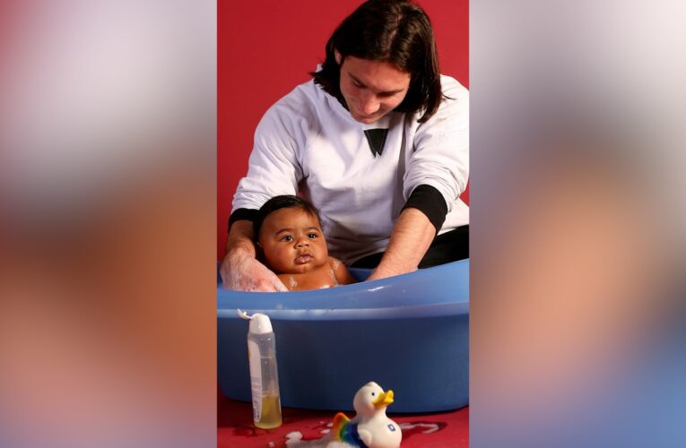 صورة نادرة تكشف أول لقاء بين ميسي والرضيع لامين يامال عام 2007.. ما قصتها؟
