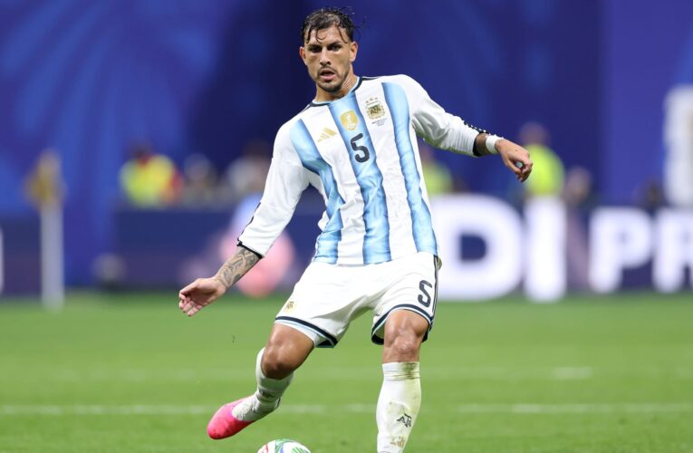 برسمة لتدخّله أمام عمر مرموش.. عائلة لاعب الأرجنتين تستقبله بعد عودته من المونديال