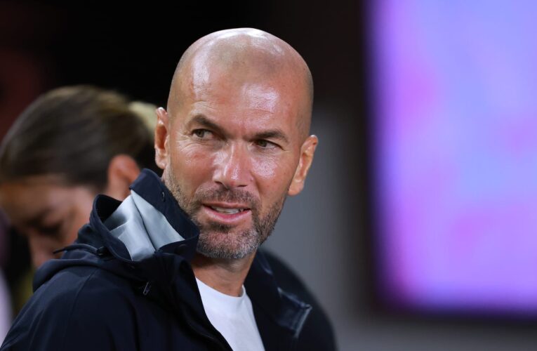 زيدان يتولى تدريب منتخب فرنسا.. هذا ما نعلمه عن الصفقة