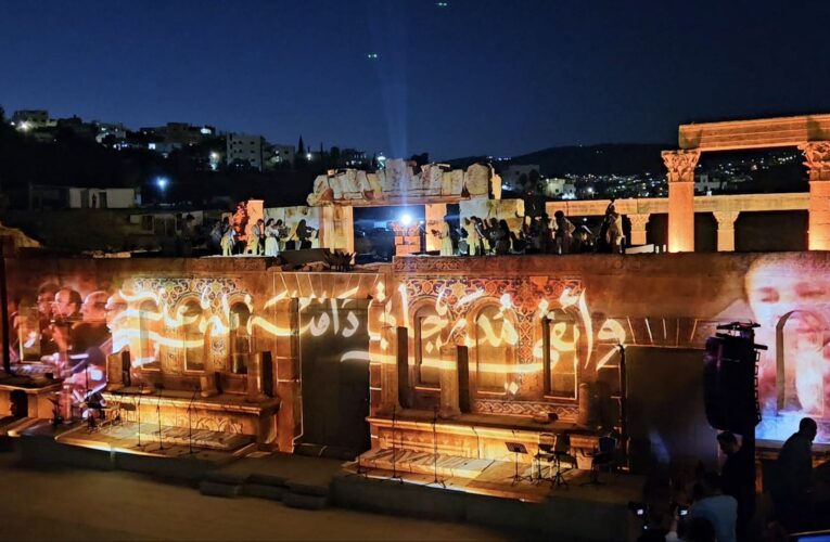 مهرجان جرش الـ40 بالأردن يحتفي برواد الأغنية الأردنية بتقنية الهولوغرام