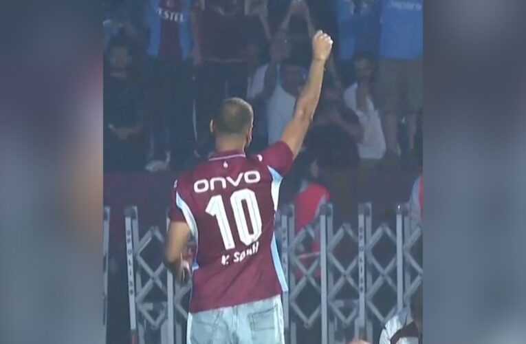 شاهد كيف احتفت جماهير طرابزون سبور بمحمد صلاح في أول ظهور له مع فريقه الجديد