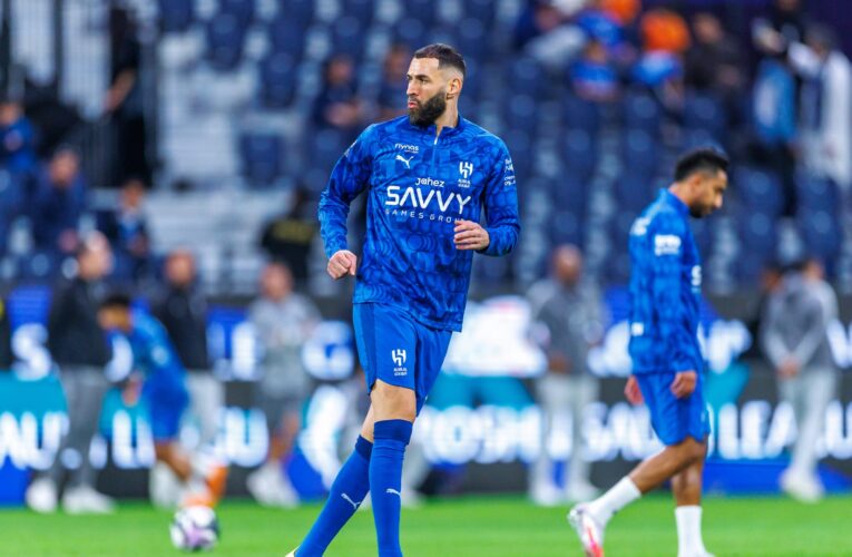 هل ساءت علاقة بنزيما مع مدرب الهلال بعد اعتراضه على استبداله؟
