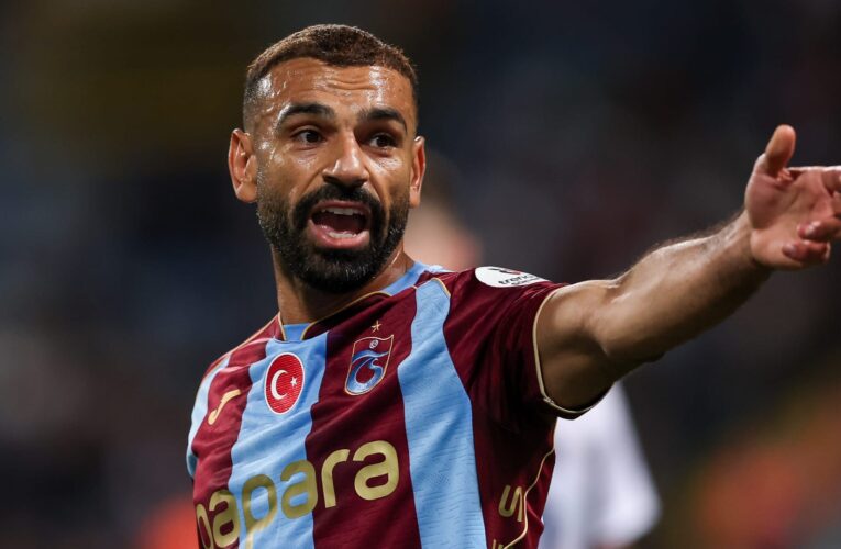 صورة جديدة لمحمد صلاح أثناء توقيع عقده مع طرابزونسبور