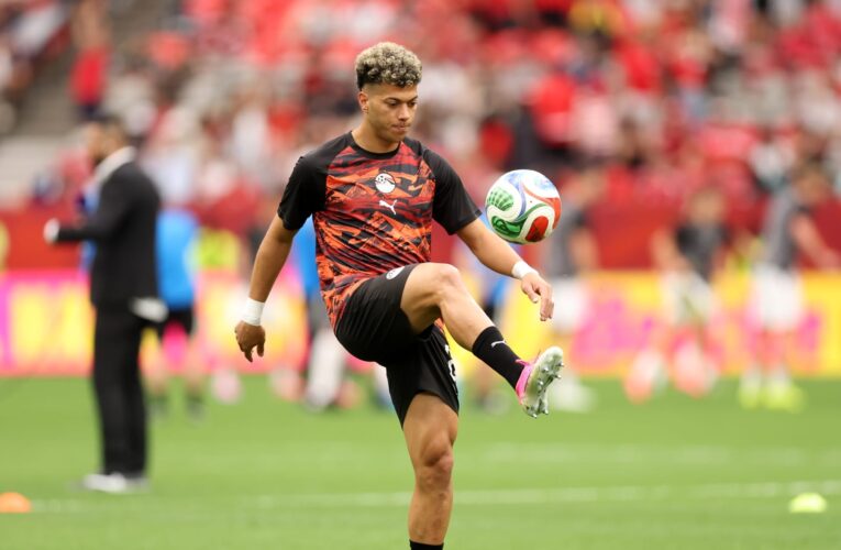 الأهلي يعلن تجديد عقد نجمه إمام عاشور.. وهذا أول تعليق من اللاعب