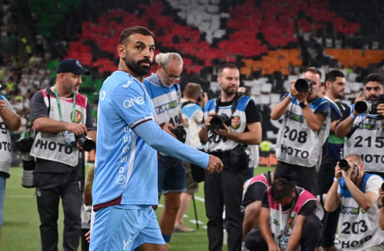 محمد صلاح يحتفل مع لاعبي طرابزون سبور بعيد وطني تركي