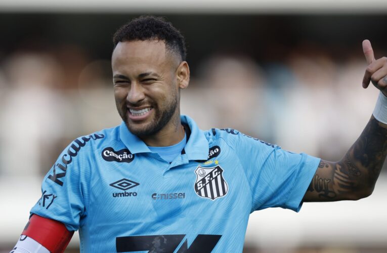الدوري البرازيلي.. نيمار يفاجئ طفلاً من جماهير المنافس ويبكيه فرحاً