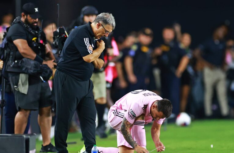 لقطة من الدوري الأمريكي.. ميسي يفاجئ مدرب الخصم بعناق حار