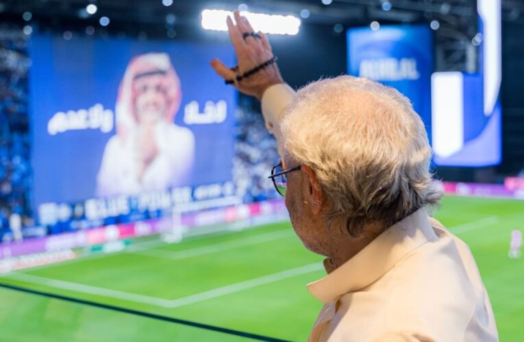 هذا ما فعله الوليد بن طلال بعد رفع جمهور الهلال لافتة له