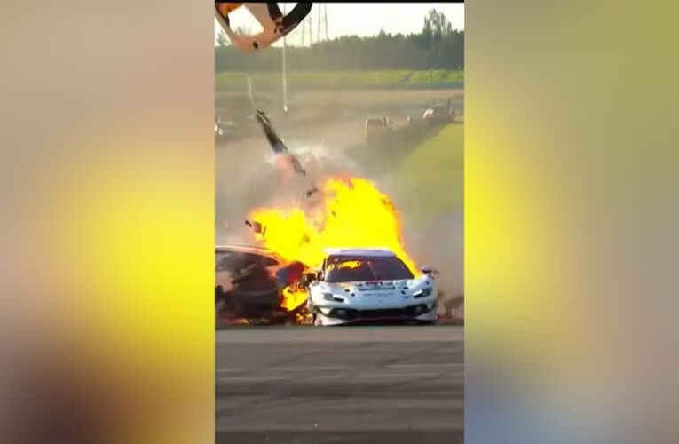 شاهد.. متسابق يتخلى عن سيارته ويسارع لإنقاذ منافسه من فيراري مشتعلة
