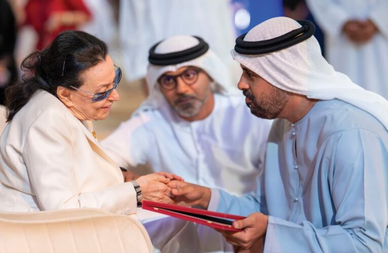 تكريم الفنانة نجاة الصغيرة بجائزة شخصية العام الثقافية في أبوظبي