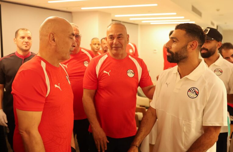 لاعبو منتخب مصر يحتفلون بتجديد عقد حسام حسن.. وهذه رسالة صلاح إلى المدرب