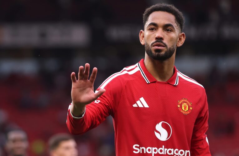 بقميص منتخب مصر.. لاعب البرازيل ومانشستر يونايتد يظهر أمام الأهرامات