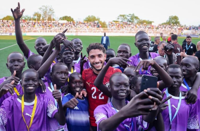 بـ6 كلمات.. “كاف” يعلق على صورة لعمر مرموش مع أطفال في جنوب السودان