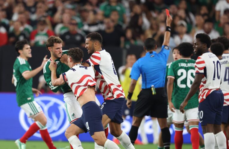 لقطة جدلية في مباراة أمريكا والمكسيك.. لاعب يوجه صفعة مزدوجة لمنافسه