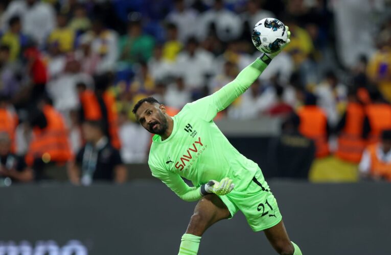 لاعبو الهلال والاتحاد يُكرمون “العويس” خلال الكلاسيكو