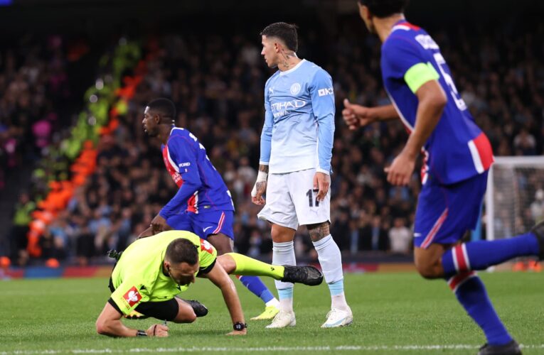 دفع الحكم وأسقطه أرضًا.. لاعب مانشستر سيتي يثير الجدل في مباراة باريس سان جيرمان