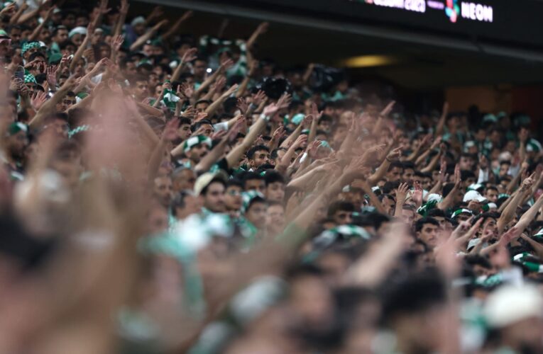 رواج لافتة رفعها جمهور الدوري السعودي دعماً للمملكة.. ماذا كُتِب عليها؟