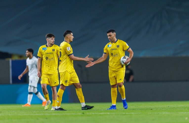 لقطة من الدوري السعودي.. حمد الله يتشاجر مع زميله أثناء مغادرتهما الملعب